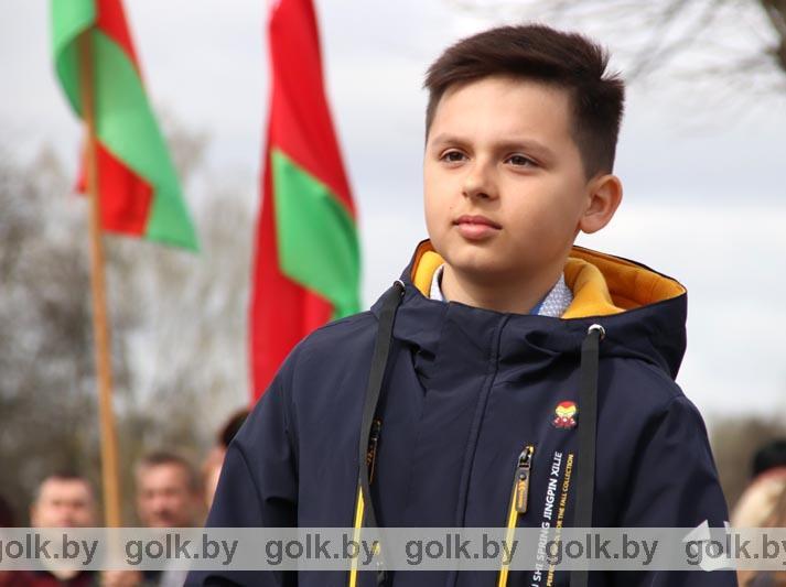 Фоторепортаж: самых достойных - на обновленную районную Доску почета