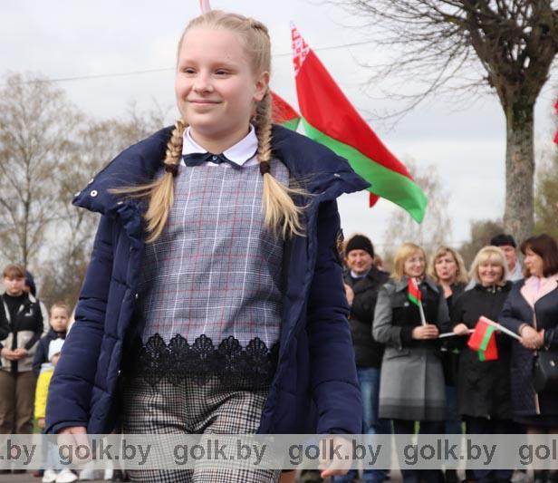 Фоторепортаж: самых достойных - на обновленную районную Доску почета