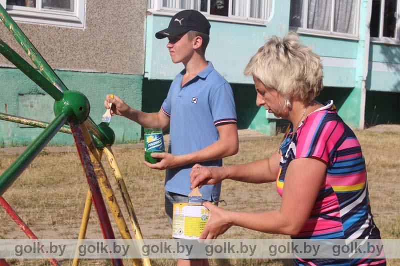 Неделя молодежи: активисты БРСМ покрасили детскую площадку в Костюковичах