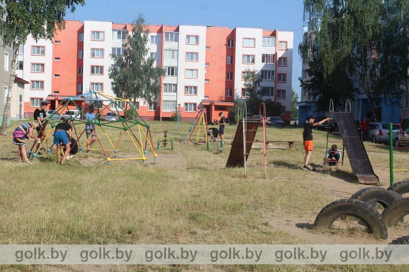 Неделя молодежи: активисты БРСМ покрасили детскую площадку в Костюковичах