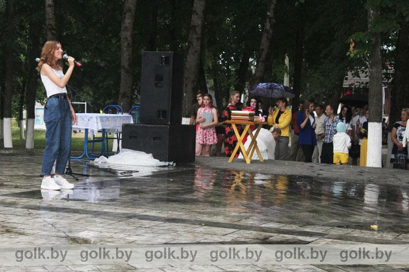 Посмотрите, как весело под дождем прошел День молодежи в Костюковичах