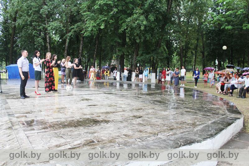 Посмотрите, как весело под дождем прошел День молодежи в Костюковичах