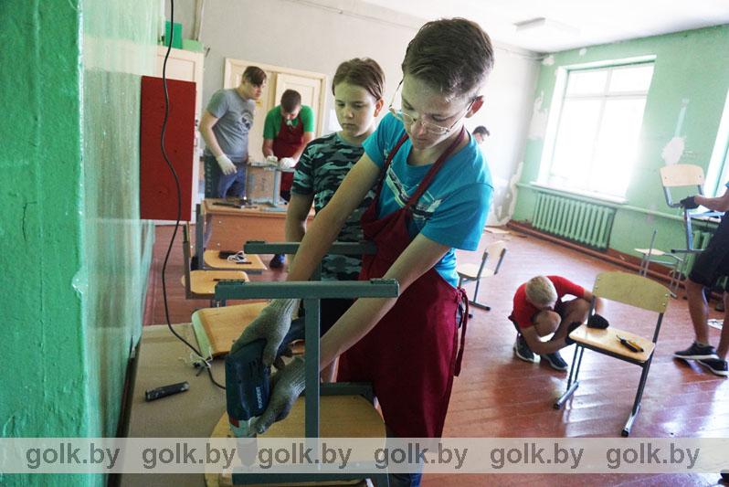 Свои первые трудовые книжки получили школьники в Костюковичах
