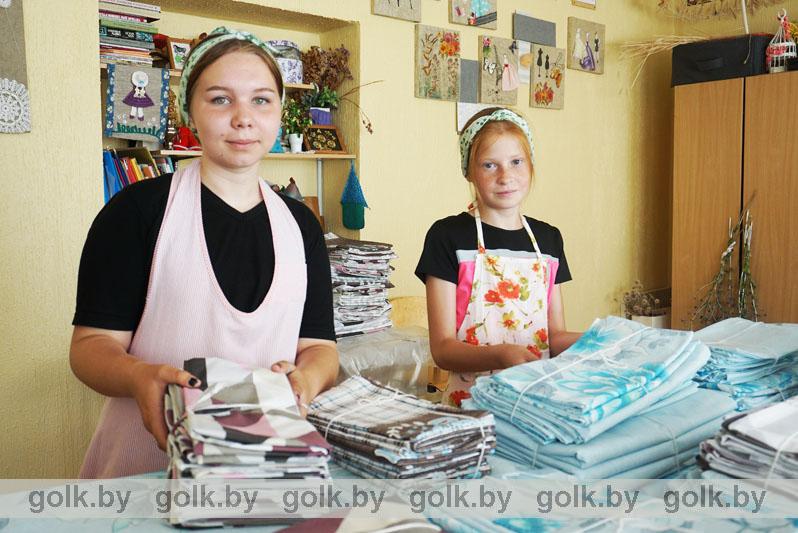 Свои первые трудовые книжки получили школьники в Костюковичах