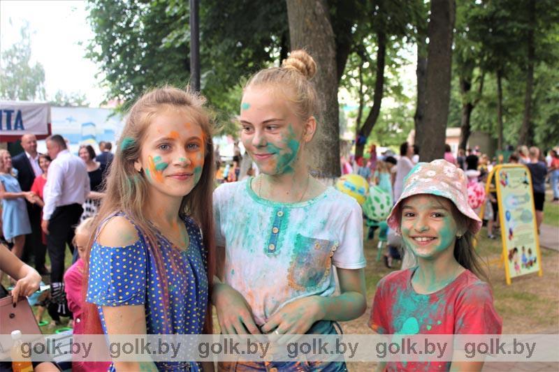 Синими, желтыми, красными... Фестиваль красок Holi в Костюковичах