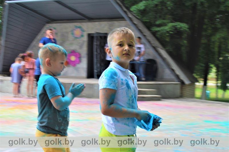 Синими, желтыми, красными... Фестиваль красок Holi в Костюковичах