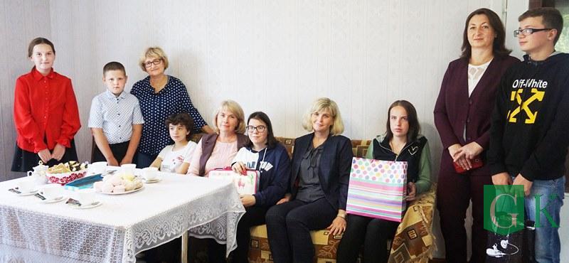 В Костюковичах ребятам из детского дома семейного типа вручили подарки к школе