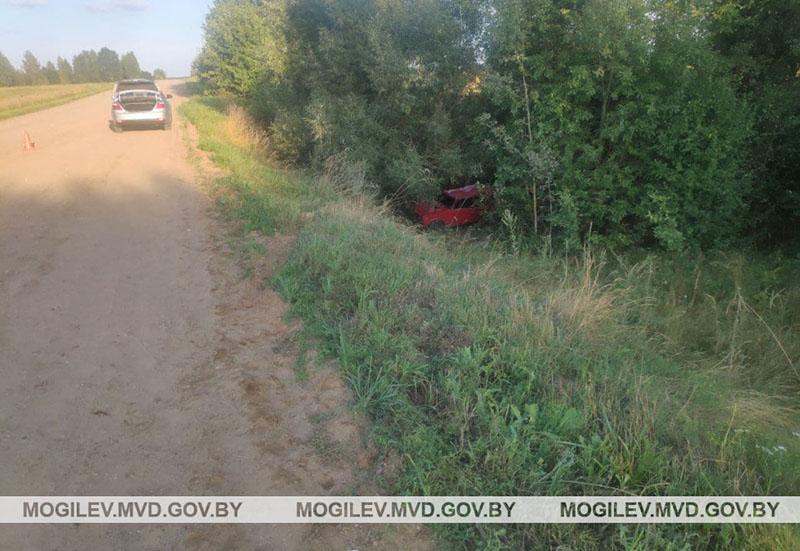 В Костюковичском районе водитель съехал в кювет и опрокинулся – пострадали две пассажирки