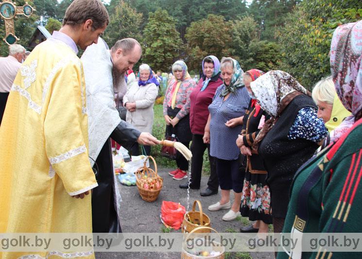 По случаю Яблочного Спаса божественные литургии прошли во всех храмах Костюковичского района. Фото
