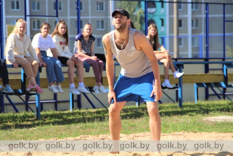 Трудовые коллективы сыграли в пляжный волейбол в Костюковичах. Фото