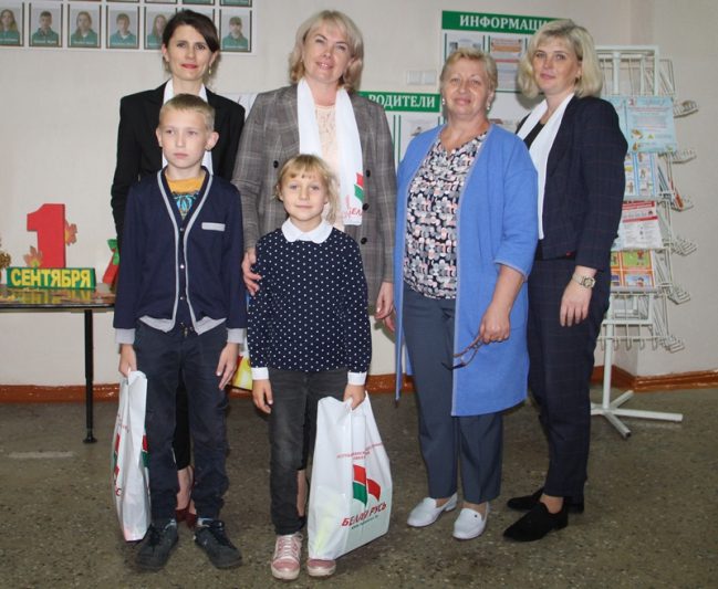 «Белая Русь» в преддверии нового учебного года по традиции помогает детям из Костюковичей