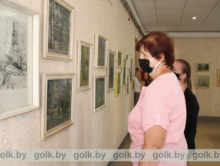 Выставка «Мастак і яго свет» начала работу в Костюковичском краеведческом музее