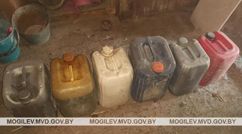 У жителя Костюковичского района изъято 120 литров окрашенного дизтоплива