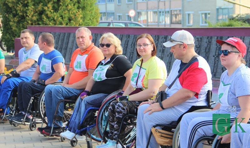 Гонки на колясках, дартс и теннис. Соревнования среди инвалидов-колясочников состоялись в Костюковичах