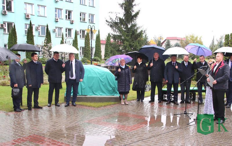 Памятный знак в честь 25-летнего юбилея Белорусского цементного завода открыли в Костюковичах. Фото