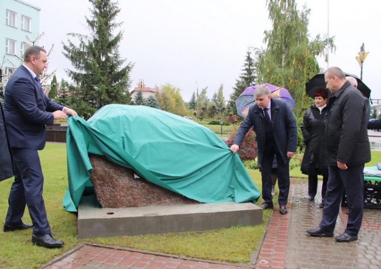 Памятный знак в честь 25-летнего юбилея Белорусского цементного завода открыли в Костюковичах. Фото