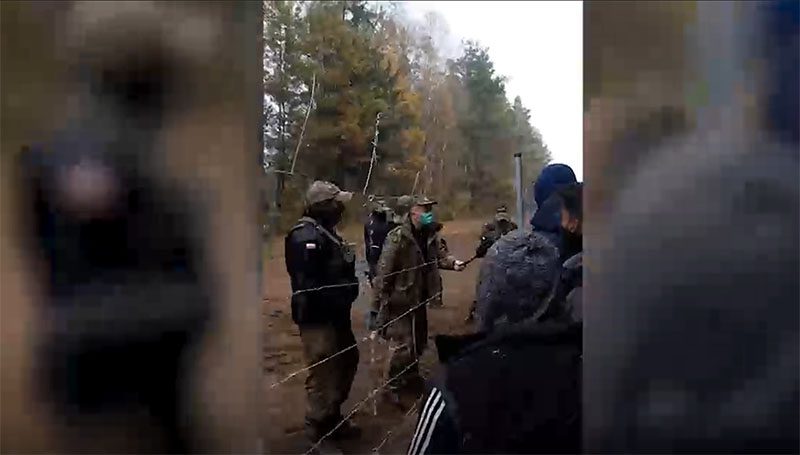 Польские силовики запугивают беженцев выстрелами. Видео