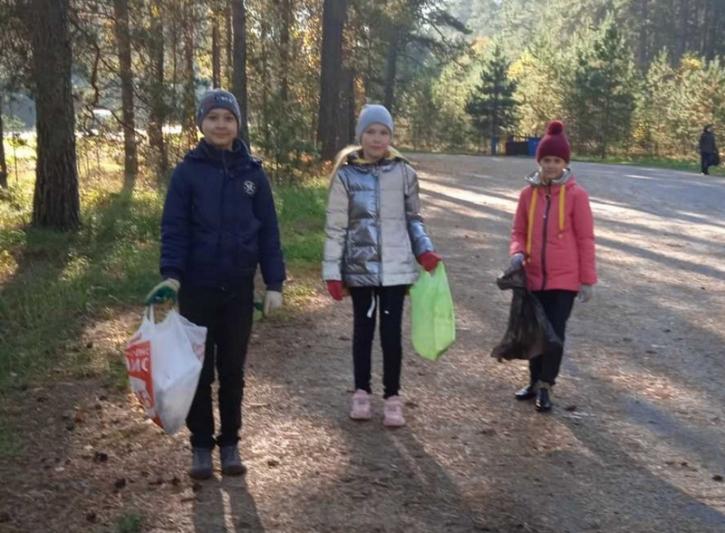 Школьники и педагоги Белынковичского УПК приняли участие в республиканской акции "Чистый лес"