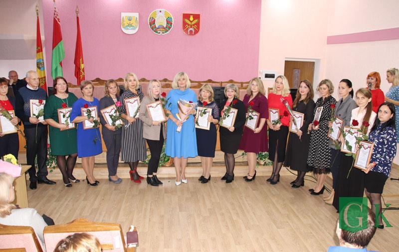 Лучших работников сферы образования чествовали в Костюковичском райисполкоме. Фото