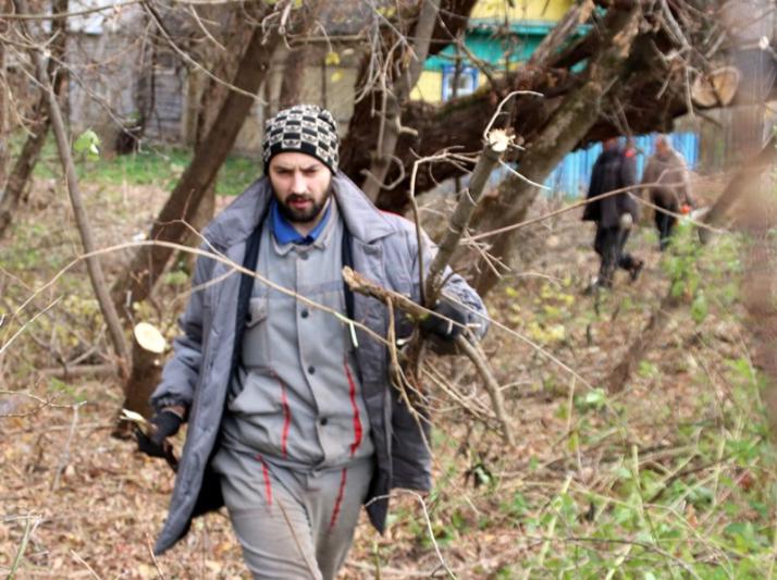 Накануне районного субботника работники БЦЗ приступили к уборке закрепленных территорий