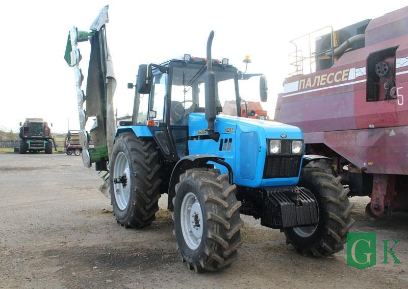 Пополнение на машинных дворах - в Костюковичский район прибыло четыре новых трактора