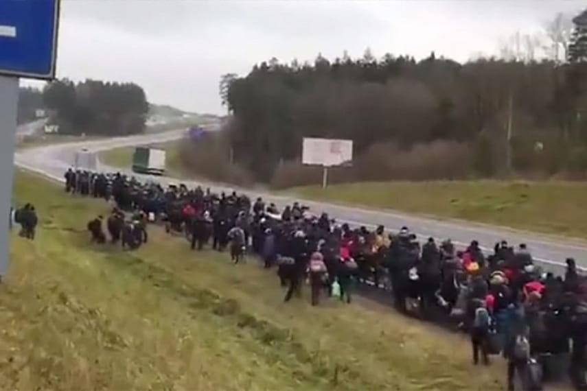 Многочисленная группа беженцев с вещами движется вдоль трассы к границе с Польшей - ГПК