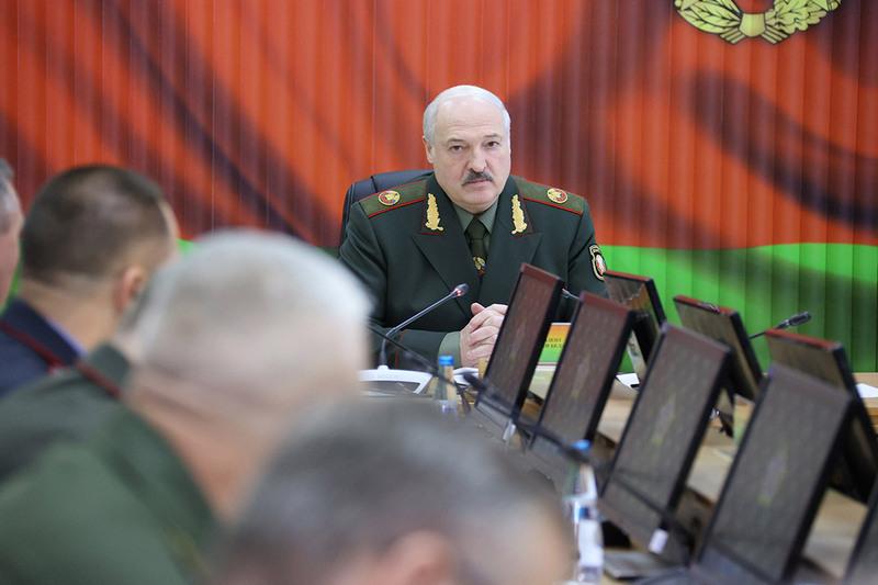 Лукашенко: у Беларуси есть все возможности реагировать на любые телодвижения с оружием на границах