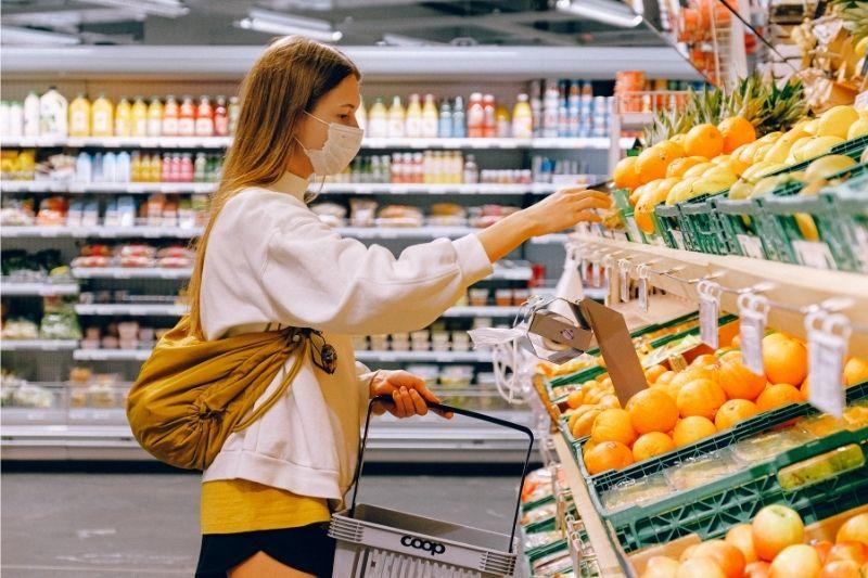 В Беларуси сократят список социально значимых товаров и будут выдавать бонусные карты на еду