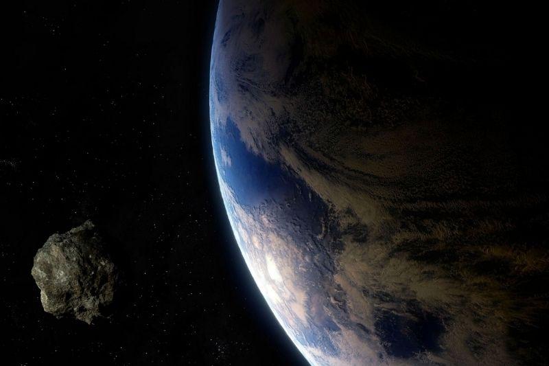 Астероид размером с Эйфелеву башню мчится к Земле