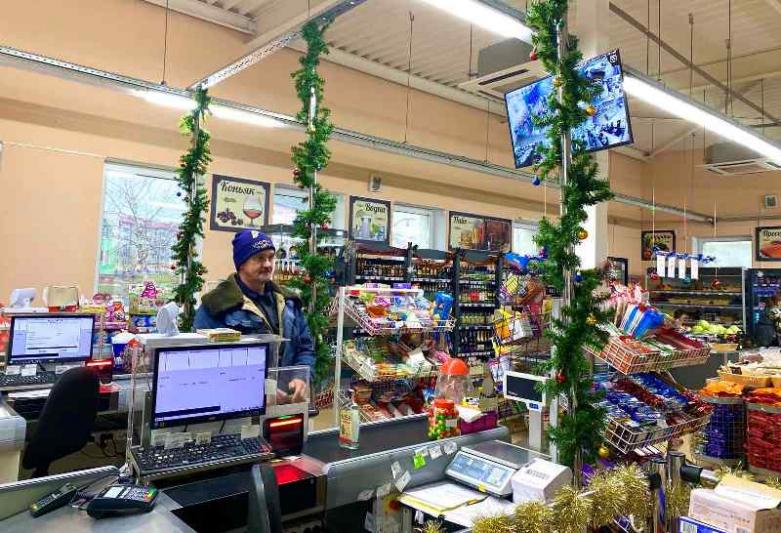 Фоторепортаж: торговые объекты Костюковщины готовятся к Новому году
