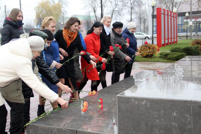 Накануне Октябрьской революции в Костюковичах возложили цветы к памятнику Ленина