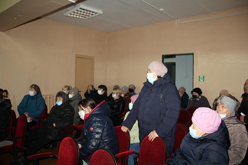 Какие вопросы поступили от жителей агрогородка Крапивня во время встречи с руководством района