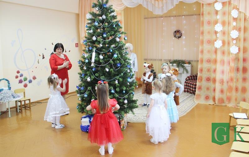 Председатель Костюковичского районного Совета депутатов Лариса Герасимова вручила подарки детям