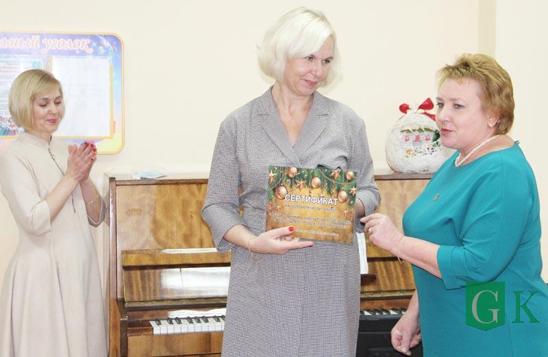 Председатель Костюковичского районного Совета депутатов Лариса Герасимова вручила подарки детям