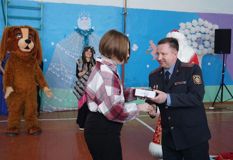 Милиционеры исполнили заветные желания ребят из Костюковичского района. Фото