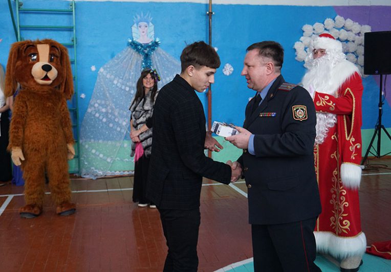 Милиционеры исполнили заветные желания ребят из Костюковичского района. Фото