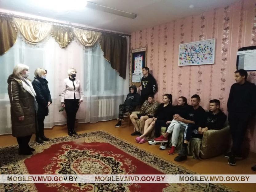Правоохранители побеседовали с учащимися Костюковичского лицея