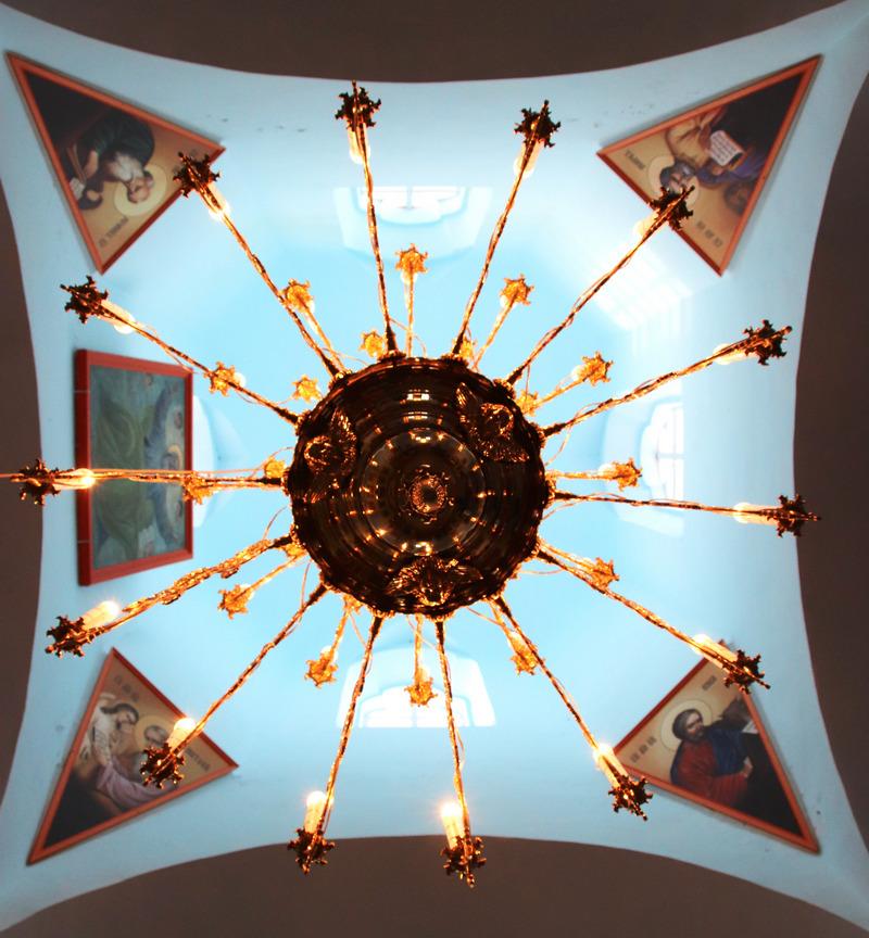 В Свято-Вознесенском храме установлена люстра высотой в 2,5 метра