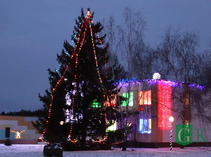 Фотофакт: Огни новогодних елей и праздничная иллюминация в Костюковичах