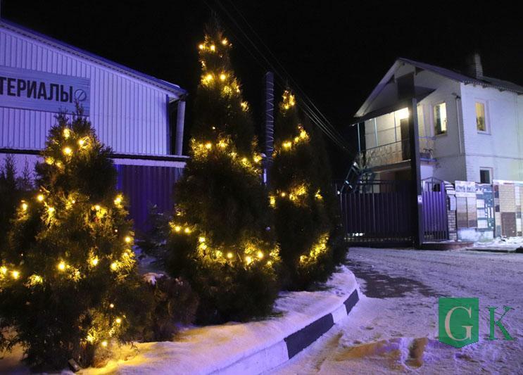 Фотофакт: Огни новогодних елей и праздничная иллюминация в Костюковичах