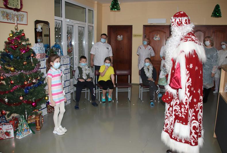 Маленьких пациентов Костюковичской ЦРБ поздравили с Новым годом в рамках благотворительной акции «Наши дети»