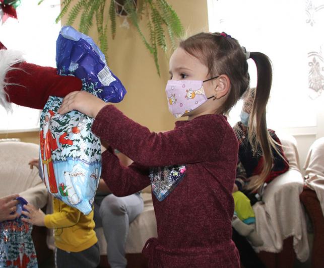 Маленьких пациентов Костюковичской ЦРБ поздравили с Новым годом в рамках благотворительной акции «Наши дети»