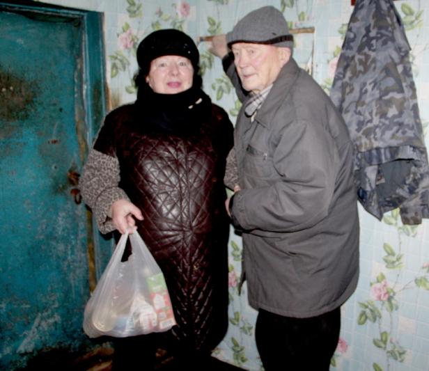 В Костюковичах поздравили долгожительницу и узников с наступающим Новым годом