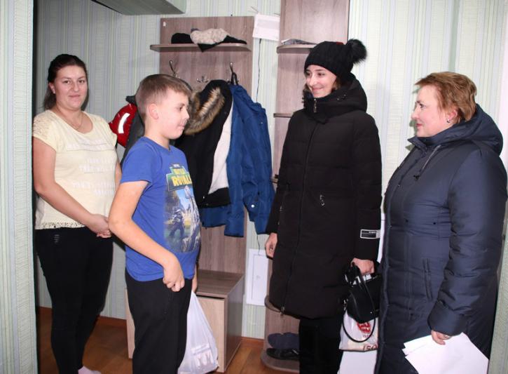 Подарки вручили детям-инвалидам в Костюковичах. Фото