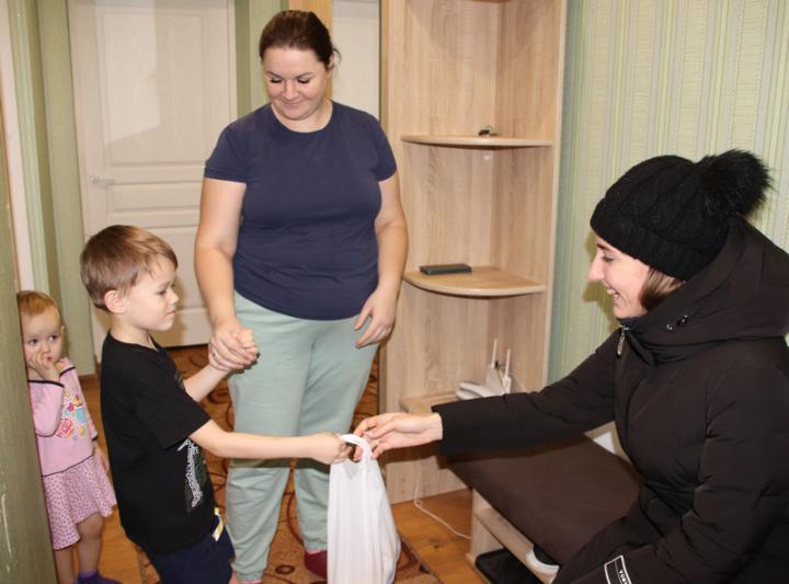 Подарки вручили детям-инвалидам в Костюковичах. Фото