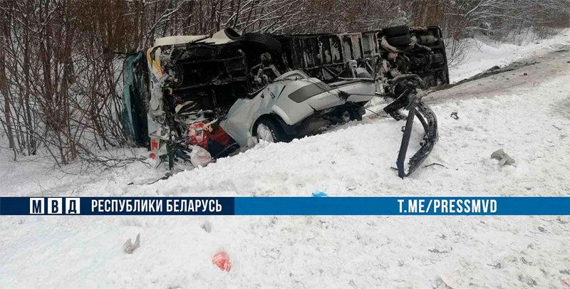 ДТП в Витебской области: «легковушка» столкнулась с туристическим автобусом — погиб водитель из Кричева, 41 пострадавший