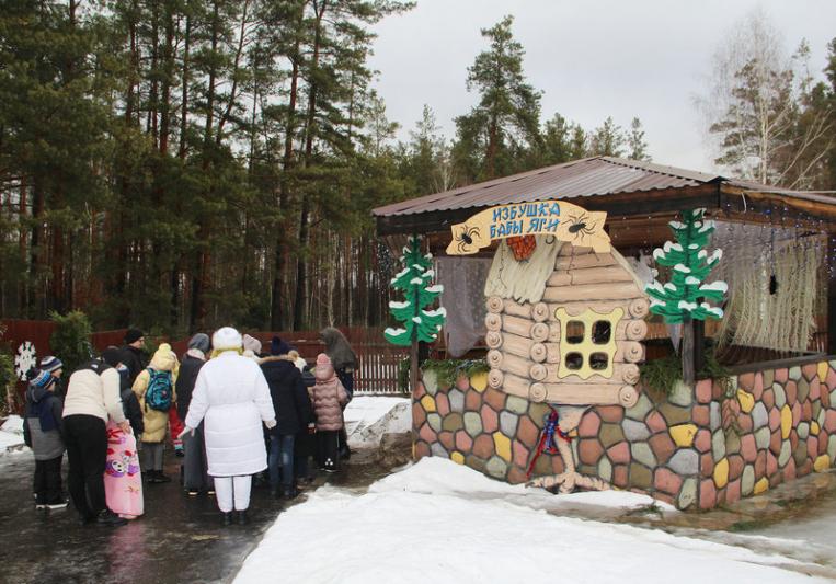 Дети членов общественных организаций побывали в резиденции Деда Мороза в Крапивне