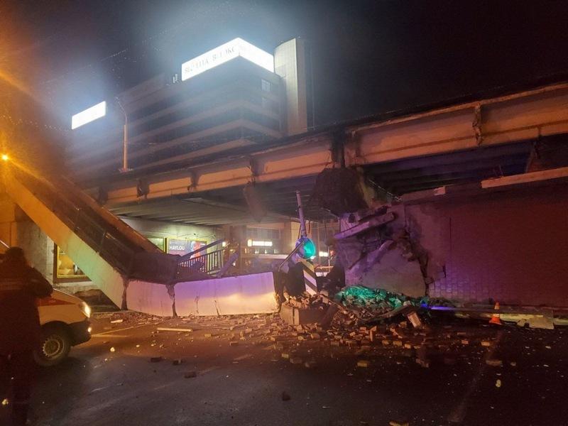 В центре Минска на улице Немига ночью обрушилась часть моста