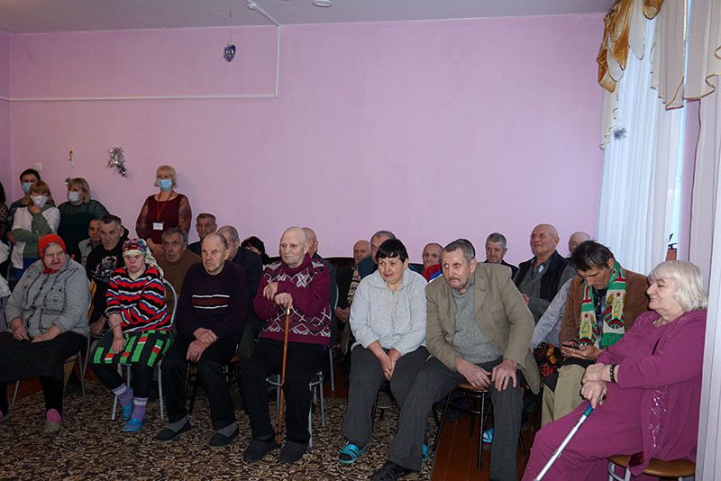 В отделении круглосуточного пребывания для граждан пожилого возраста и инвалидов побывали гости с подарками