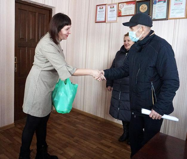 Профсоюзы вручили подарки детям из многодетных семей города Костюковичи